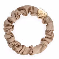 byEloise Scrunchie Silke Sand med Guldhjärta