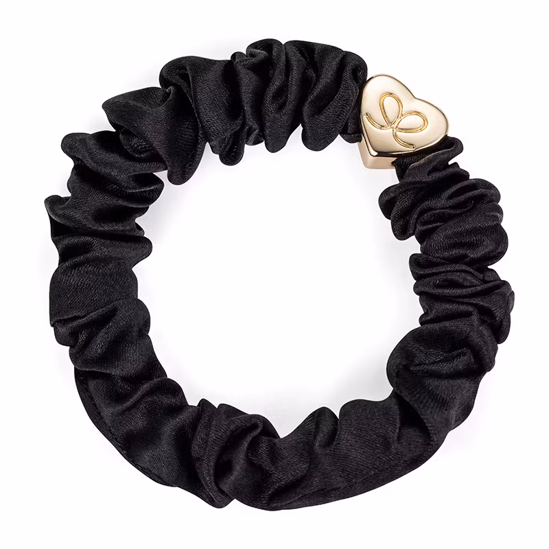 byEloise Scrunchie Silke Svart med guldhjärta