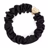 byEloise Scrunchie Silke Svart med guldhjärta