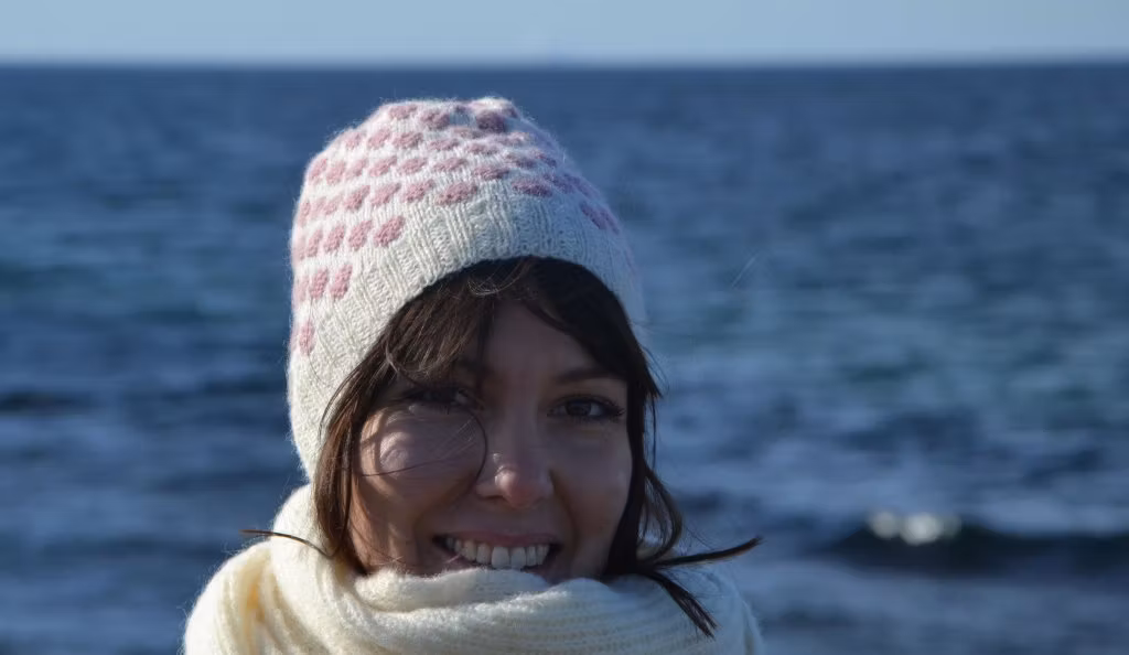 11107 Mössa med prickar