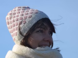 11107 Mössa med prickar