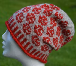 11115 Mössa med rosor