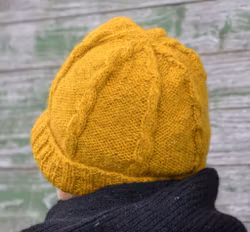 1194 Mössa med flätor