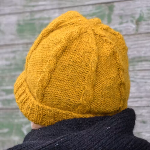 1194 Mössa med flätor