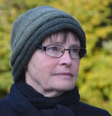 1107 Mössa med randig effektkant