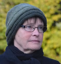 1107 Mössa med randig effektkant