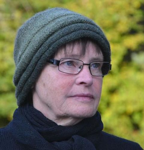 1107 Mössa med randig effektkant