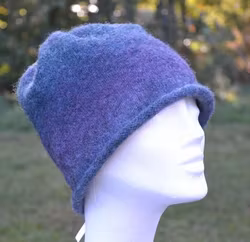 1102 Mössa, filtad med rullkant