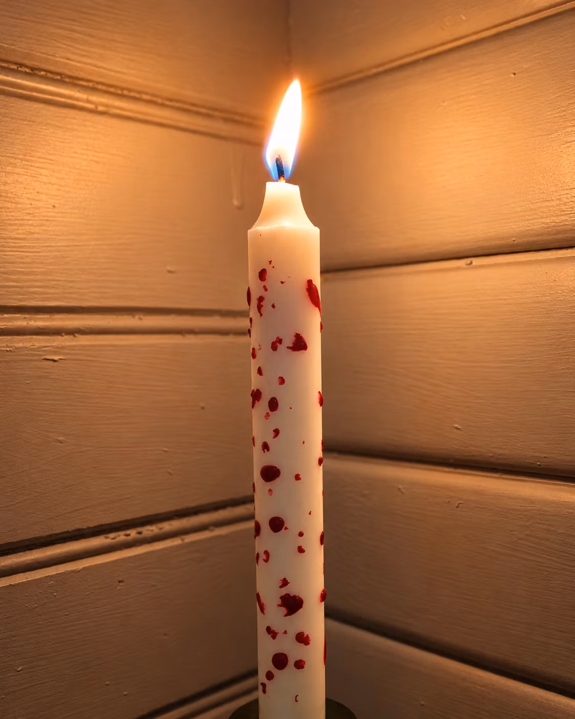 Gör blodstänkta ljus till halloween: enkelt halloweenpyssel