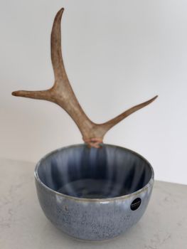 Skål med renhorn i blåspräcklig glasyr.