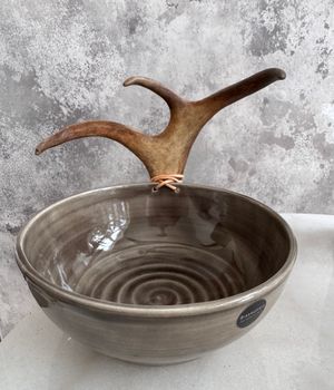 Skål med renhorn i grå transparent färg med rotdetalj.