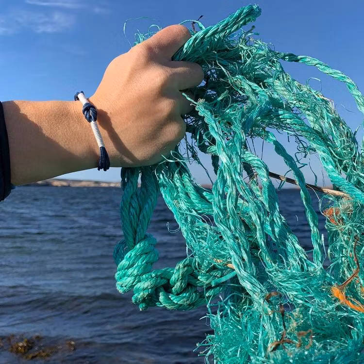CleanSea armband av återbrukat skräp från havet