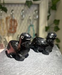 Svart obsidian dinosaurie