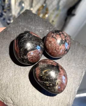 Arfvedsonit med Granat