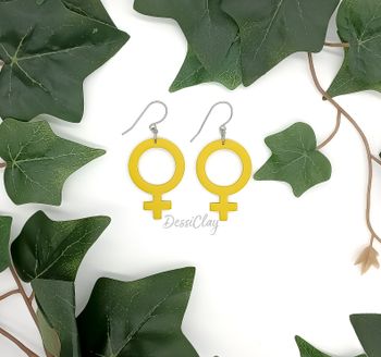 Femme Mustard, medium