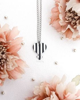 Sisters in Stripes, Heart venus halsband