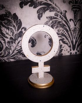 Skulptur, kvinnotecken, vit