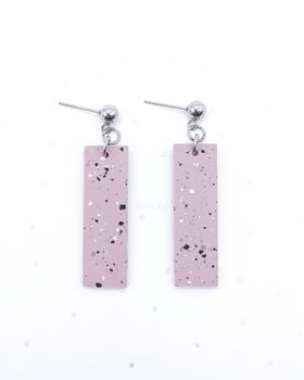 Örhängen, granitimitation, terrazzo, lila