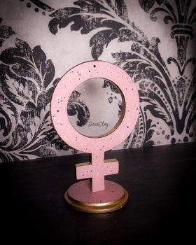 Skulptur, kvinnotecken, rosa