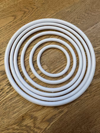 Cirkel, stor i vit plast. Stomme till sol eller drömfångare, 14cm (st)