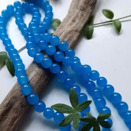 Sträng med jadeimitation, blue harmony, Glaspärlor, 8,5mm (100st)