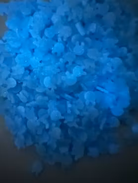 Kaniner av polymerlera, 4-5mm, blå självlysande, strössel (10g)