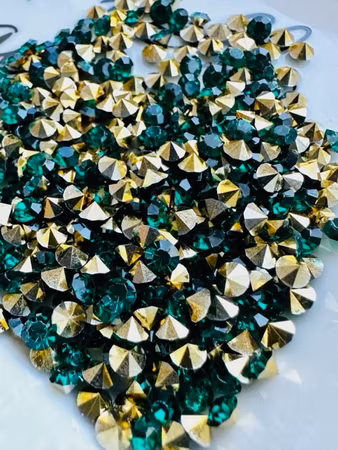 Mörkgröna rhinestones av resin, diamantslipade, 4mm (5g)