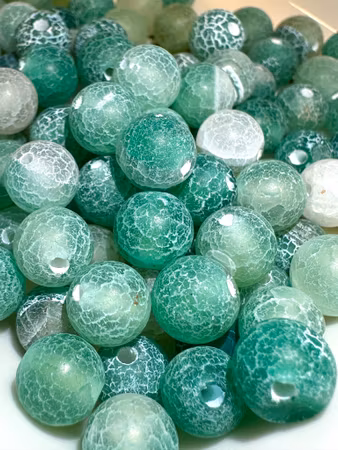 Naturlig frostad & krackelerad agate, Green kristall, färgad, 8mm (ca 25st)