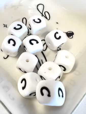 C, Bokstavspärlor av silikon, vit, 12mm, säkra för bebis (3st)
