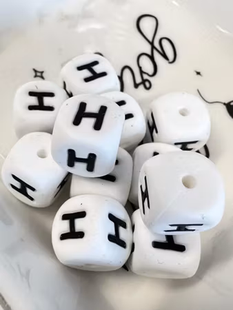 H, Bokstavspärlor av silikon, vit, 12mm, säkra för bebis (3st)
