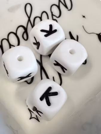 K, Bokstavspärlor av silikon, vit, 12mm, säkra för bebis (3st)