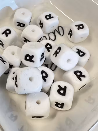 R, Bokstavspärlor av silikon, vit, 12mm, säkra för bebis (3st)