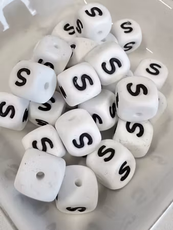 S, Bokstavspärlor av silikon, vit, 12mm, säkra för bebis (3st)