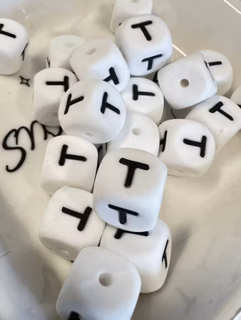 T, Bokstavspärlor av silikon, vit, 12mm, säkra för bebis (3st)