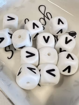 V, Bokstavspärlor av silikon, vit, 12mm, säkra för bebis (3st)