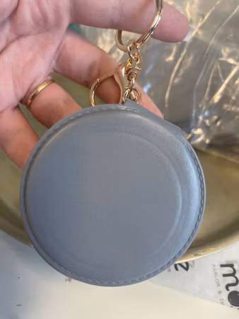Grå spegel med nyckelring att fluffa