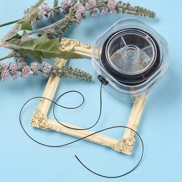 Elastisk svart tråd, 0,8mm, platt, i praktisk förvaringsrulle (90m)