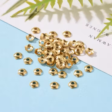 Pärlhatt, blomma i antik guld, 4mm (100st)