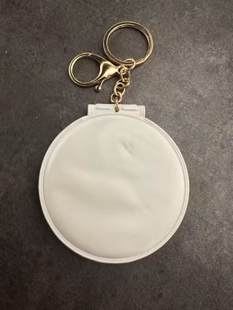 Vit spegel med nyckelring att fluffa