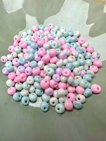 Pastellfärgade glaspärlor, irreguljära 4-5mm (250st)