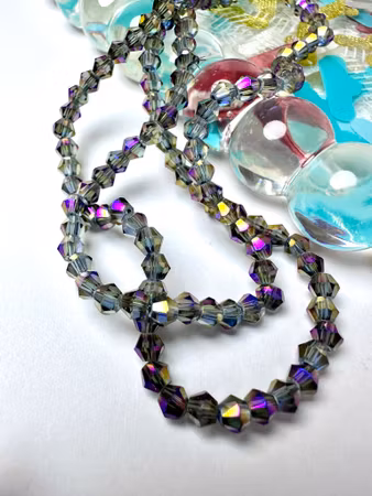 Sträng biconeslipade elektropläterade, glaspärlor, grålila, 4mm (ca 85st)