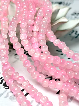 Sträng med dovt krackelerade jadeimitation av glas, rosa, 6mm (147st)
