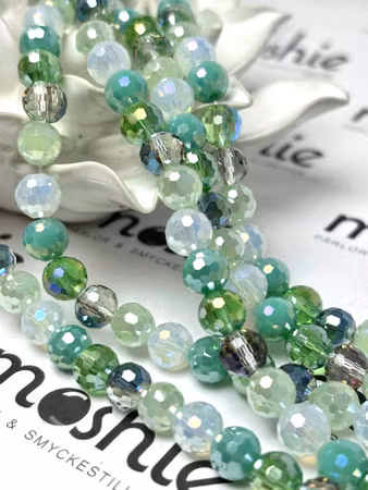Sträng med slipade discopärlor av glas, green love, 8mm (50st)