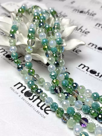Sträng med slipade discopärlor av glas, green love, 8mm (50st)