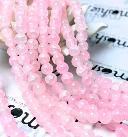 Sträng med dovt krackelerade jadeimitation av glas, rosa, 8mm (104st)