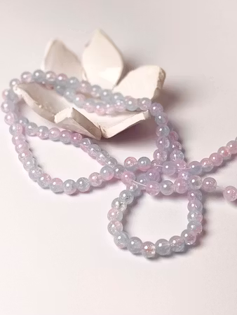 Sträng med krackelerade glaspärlor AB-pläterad cotton candy, 8mm (105st)