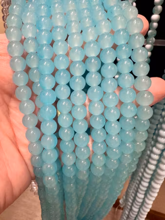 Sträng glaspärlor av jadeimitation, sky breeze, 8,5mm (100st)