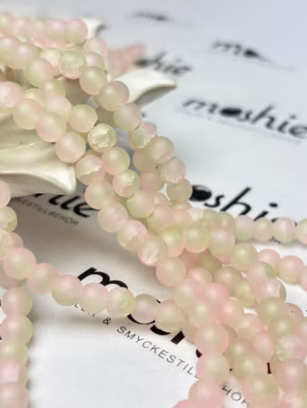 Sträng dovt krackelerade glaspärlor, frozen rubarb, 6mm (147st)