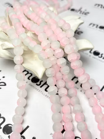 Sträng dovt krackelerade glaspärlor, frozen cold rubarb, 8mm (105st)