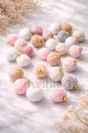 Berlocker med lurviga pompoms candy mix 15mm 5st